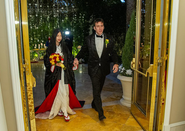 迪丽热巴|尼古拉斯·凯奇32岁长子发文确认27岁继母怀孕：我又要当哥哥了