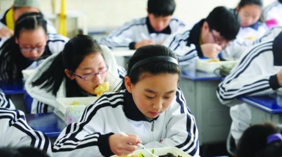 高秀花说育儿|湖南一中学校长，站垃圾桶旁当面吃学生剩饭，网友有点赞也有质疑