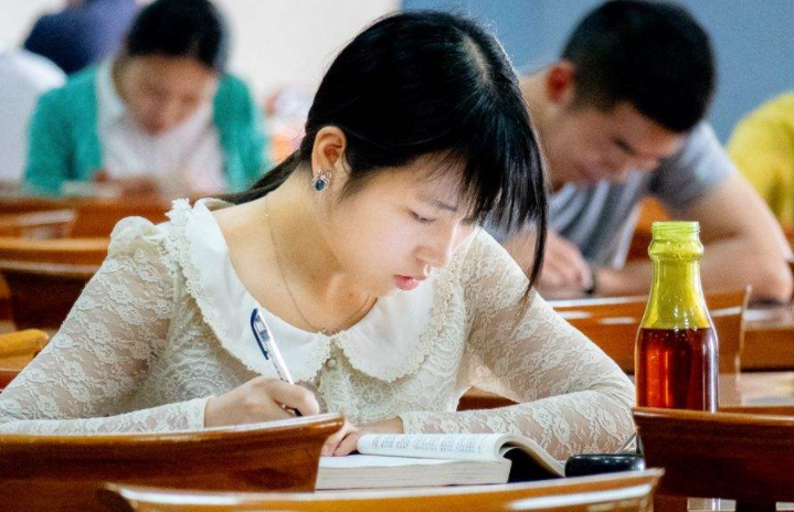 痘痘 吃鸡腿是为了减肥？女大学生“花式减肥法”引热议，网友：不理解