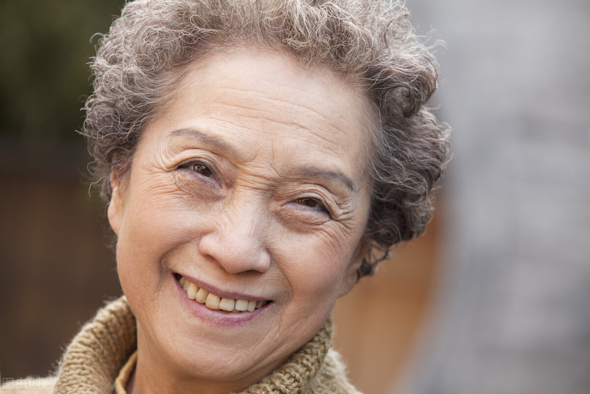 发型 为什么有些老年人喜欢染红发烫小卷？难道白发不香吗？你怎么看？