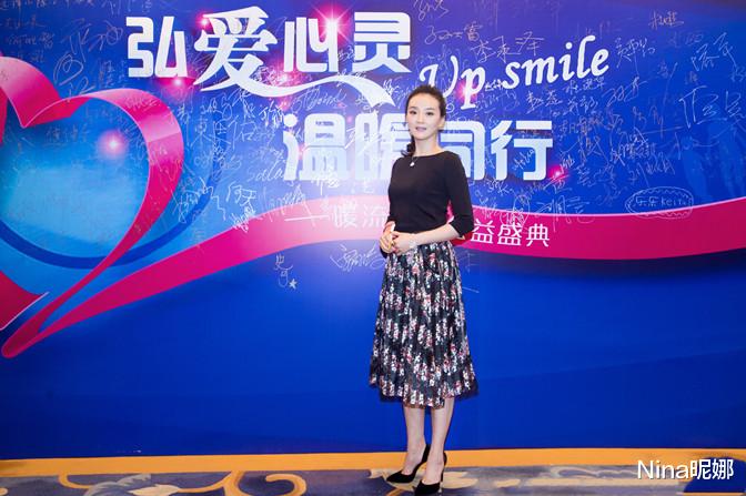 王艳|王艳罕见携儿子上综艺，47岁扎马尾像女团，15岁儿子大变样颜值像妈