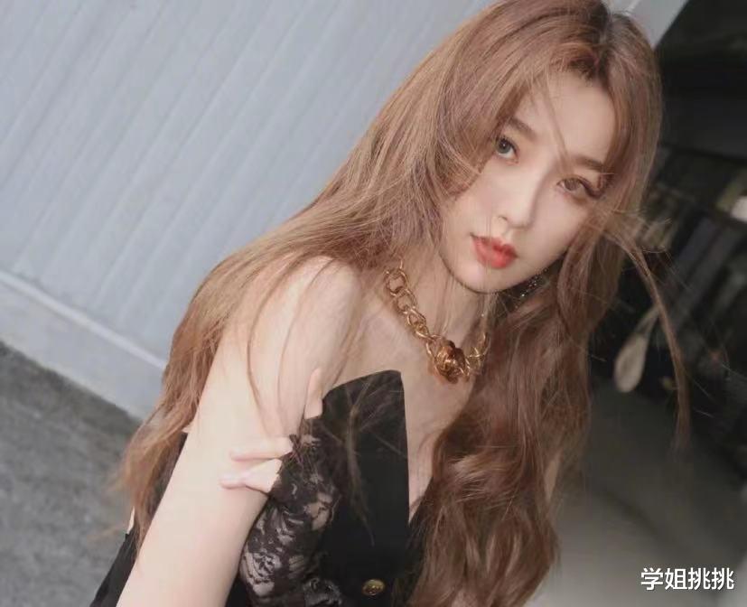 卷发|普通女生脸上有3个特点，很适合微卷发，都不用去做发型了