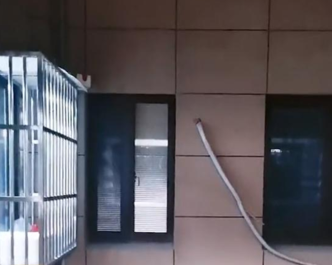 洗澡变直播,女子发现自家洗手间虽有关窗,但从外部看得清清楚楚