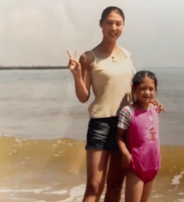 建军节|张雨霏妈妈，对她有着巨大的影响，妈妈亮相的时候，这颜值绝了