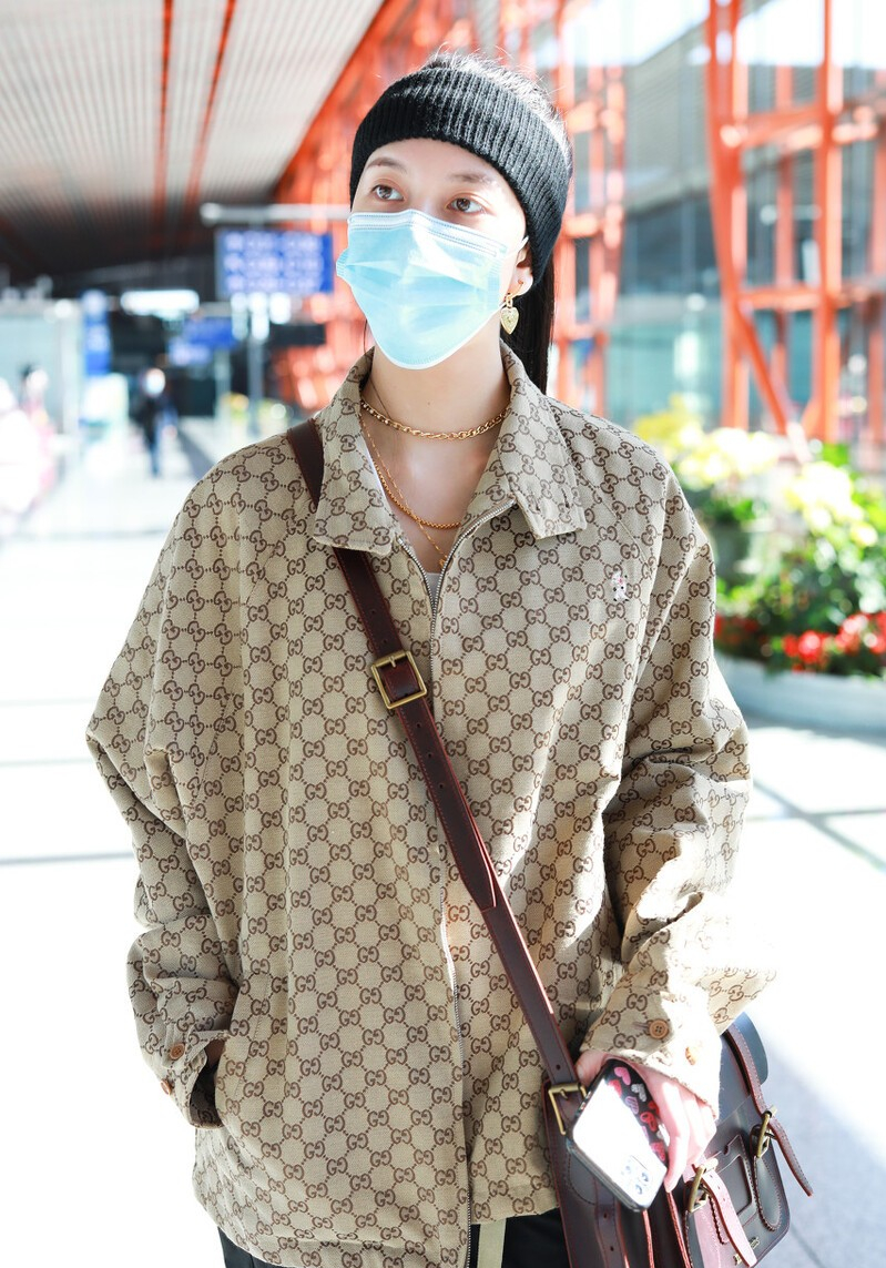 BiuFashion|宋妍霏一颗扣穿搭出圈，兼顾时尚和女人味，“整容式”衣品值得学