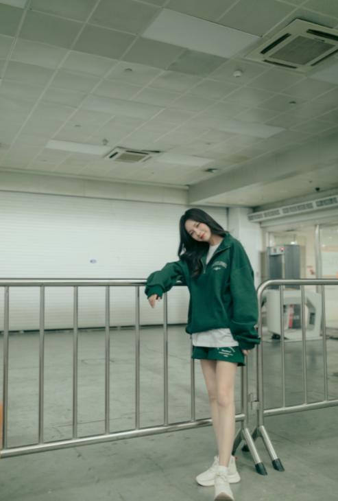 大时尚大观点 沈梦辰卖二手衣服，价格翻倍被嘲上热搜，难道还得养家糊口？