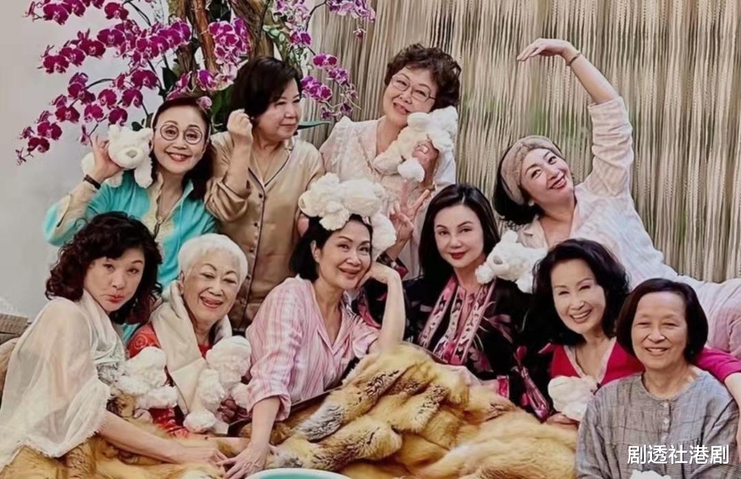 谢玲玲|豪宅中大搞睡衣派对!65岁知名女星近况曝光,曾嫁入豪门连生5子