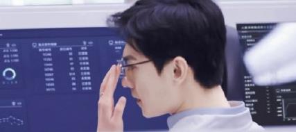 冯巩|38岁戴眼镜的于途，手上有婚戒，魅力不减反增，被杨洋“装”到了