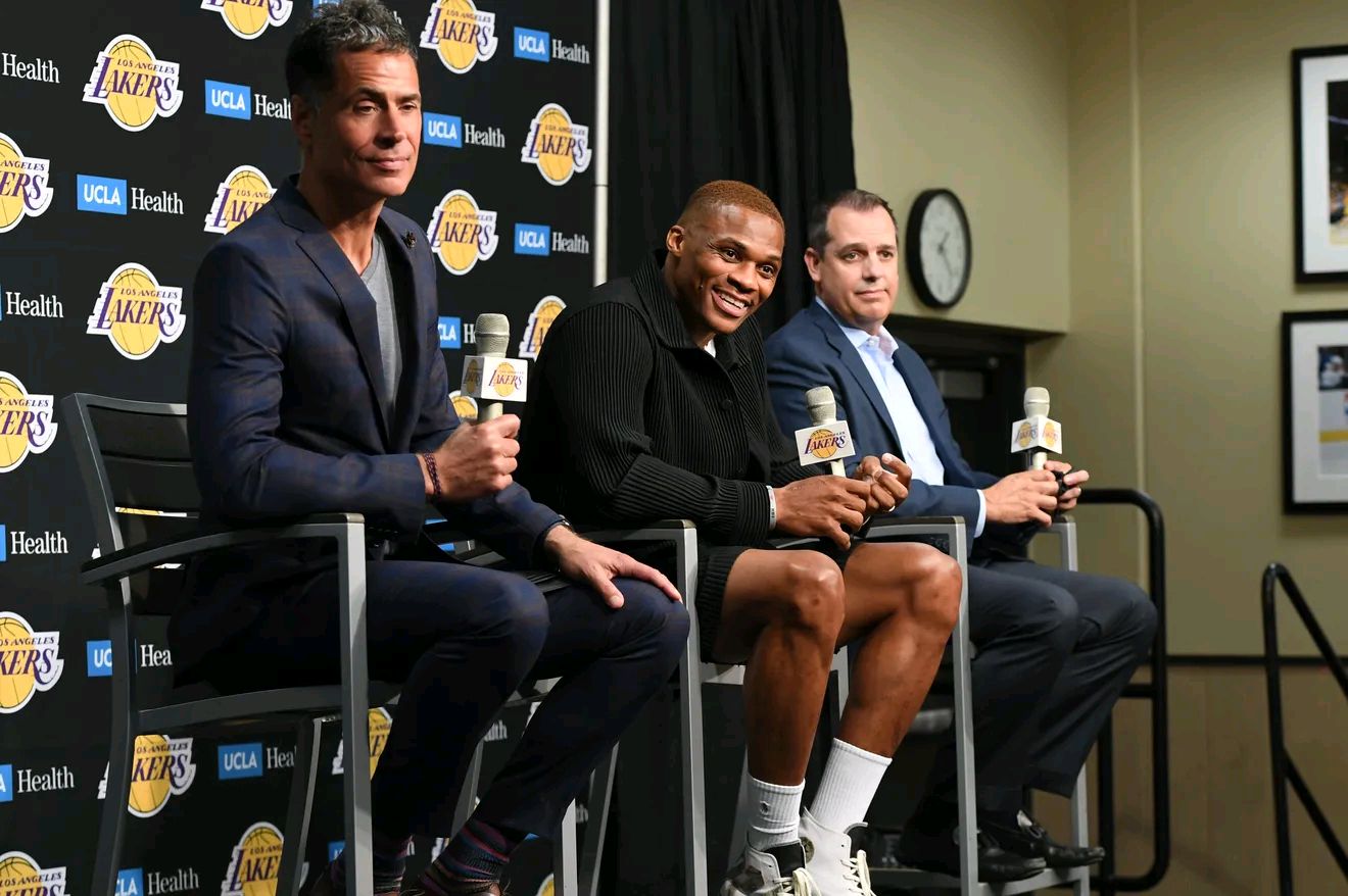 灰熊队 再见湖人!再见灰熊!3换1交易完成后,42+17中锋宣布离开NBA