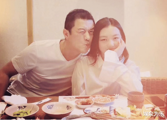 李亚鹏|49岁李亚鹏跪求讨好15岁女儿李嫣，亲密互动吻大腿被指没界线