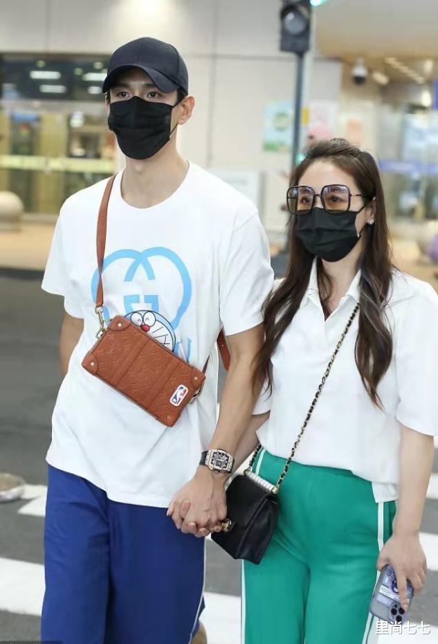 经超|经超和大6岁妻子走机场，老婆半扎丸子头粉嫩不像40岁，太宠了