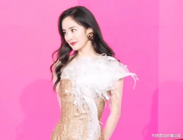 杨幂|杨幂出席活动被扶着上台阶，生图再现“杨不修”美貌，发量也超多