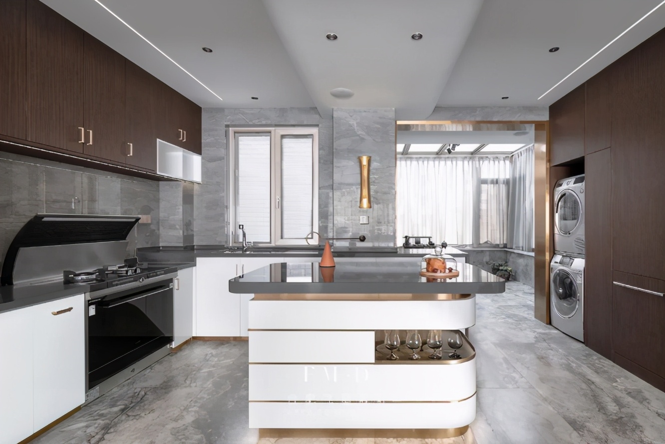 |厨房带有阳台别浪费了，并入空间可大一倍，做洗衣间更方便美观