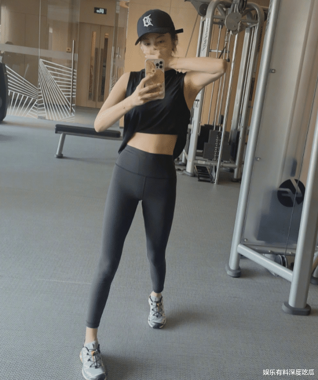 张雨绮|张雨绮：晒照摆造型，前凸后翘大长腿，“蚂蚁腰”太惹眼！