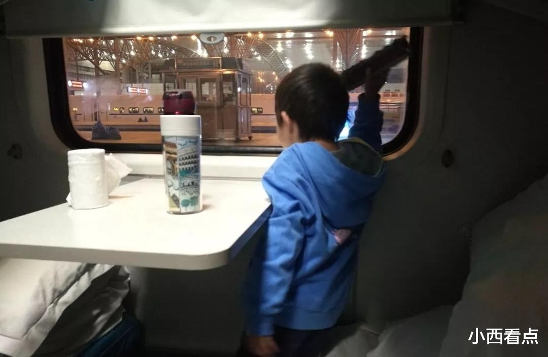 松子|夜间坐火车时，为什么乘务员要强制拉窗帘？难道是有特殊原因？