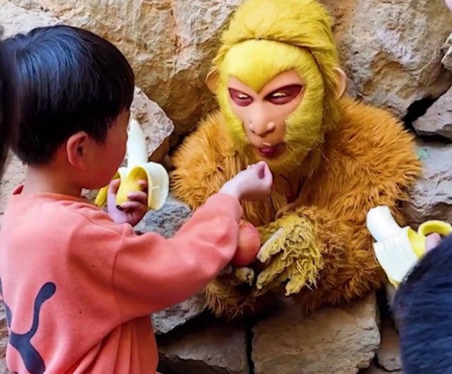 神鸟知讯资讯站 男子景区扮孙悟空，游客热情投喂水果零食，吃成猪八戒算工伤吗