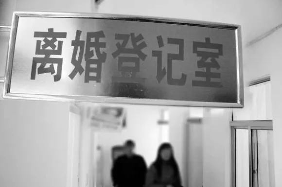 |父母离婚时分给子女的房屋算房产赠与吗？