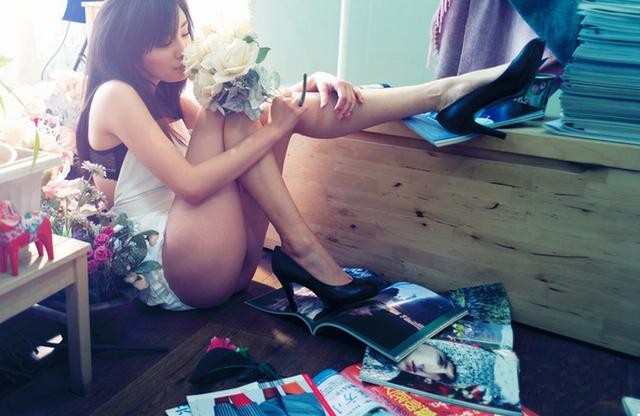 悬崖之上|杨幂秀个腰都能被骂，贩卖“身材焦虑”这个锅，该她背吗？