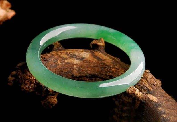 翡翠|翡翠中最保值的3大品类，同时也是拍卖会上的常客，价值不菲