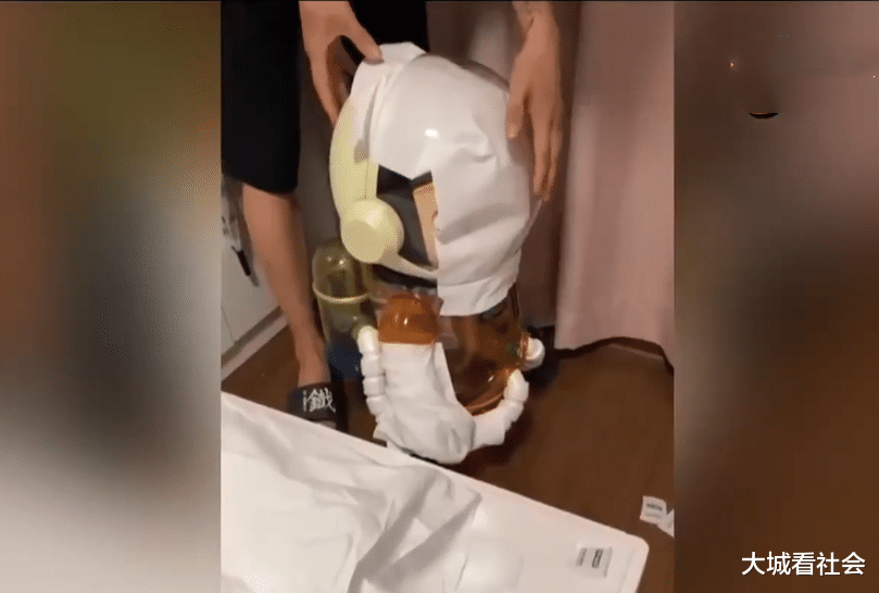 浙江:手办纸盒有点磨损,快递愿意赔750元,男子:折旧2700元