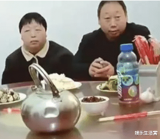 郭希宽|郭希宽全家聚餐,一家共用一张脸,网友:确定是女婿不是儿子?