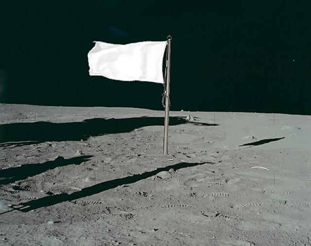 看到月球上的五星红旗,美国登月再遭质疑,为何美国国旗在飘扬?