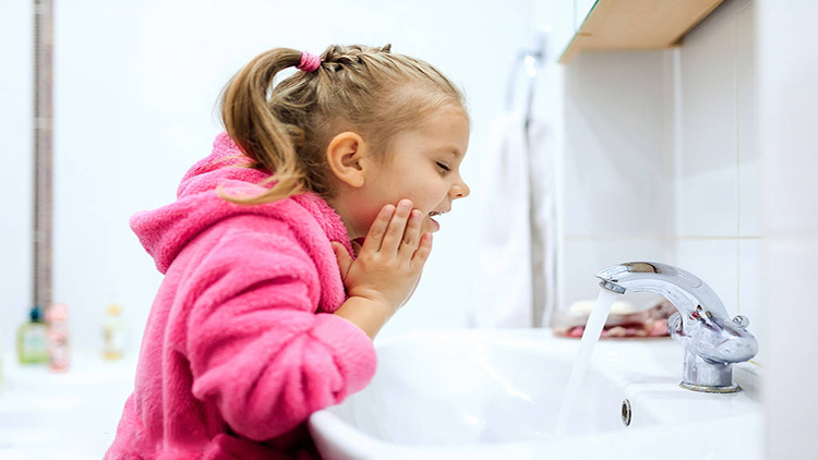 菁妈育儿|隐翅虫飞在孩子脸上,妈妈一吹一洗一擦救了娃,医生:教科书级别