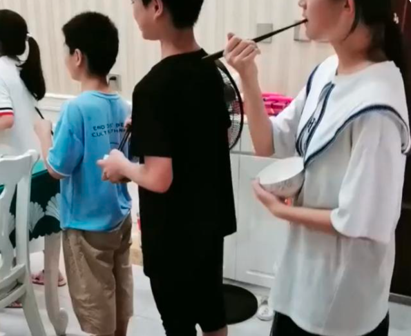 兜妈爱叨叨|“好姑姑”带7个娃过暑假，客厅卧室被填满，网友调侃集齐七龙珠