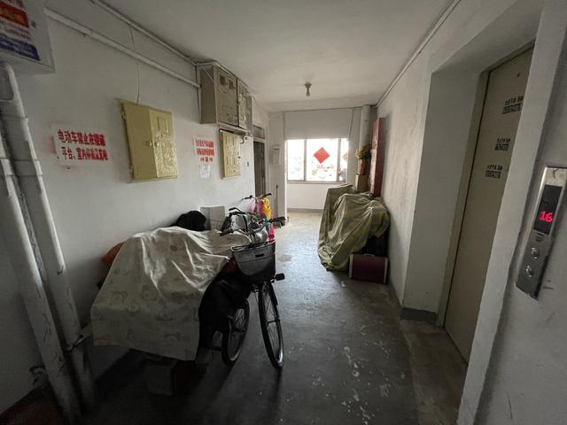 北京日报客户端 危险！变电箱上挂衣服，消防栓下堆杂物，这些都是隐患