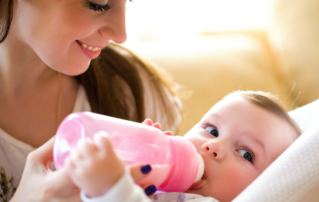 Ainee妈咪|宝宝用杯子喝水有讲究，不同月龄适用的杯子也不同，你选对了吗