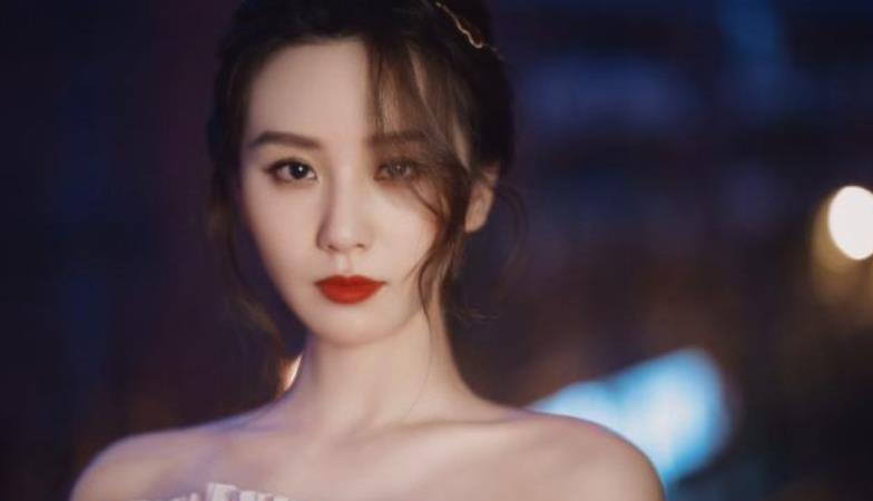 吴奇隆|吴奇隆一家三口出门逛街，步步紧抓购物车，脸型像童年版的刘诗诗