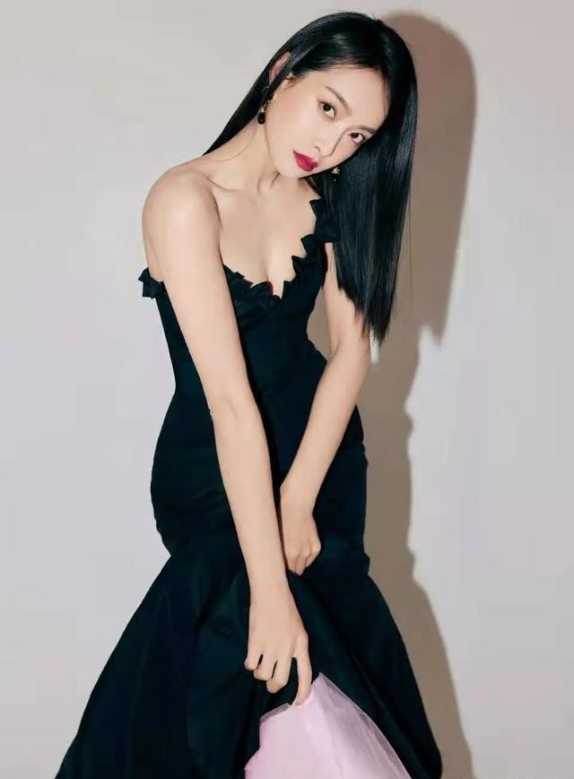 宋茜|宋茜又穿对了，黑色鱼尾裙胸前V领博眼球，人鱼身材显实力
