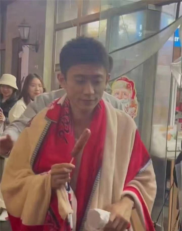 关晓彤|网友偶遇关晓彤拍戏，牛仔裙又土又丑小腹显胖，张一山驼背像老头