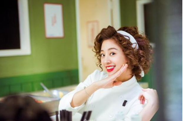 何炅|16岁出道被妈妈当取款机，后公司逼迫整容，如今何炅将她宠成公主