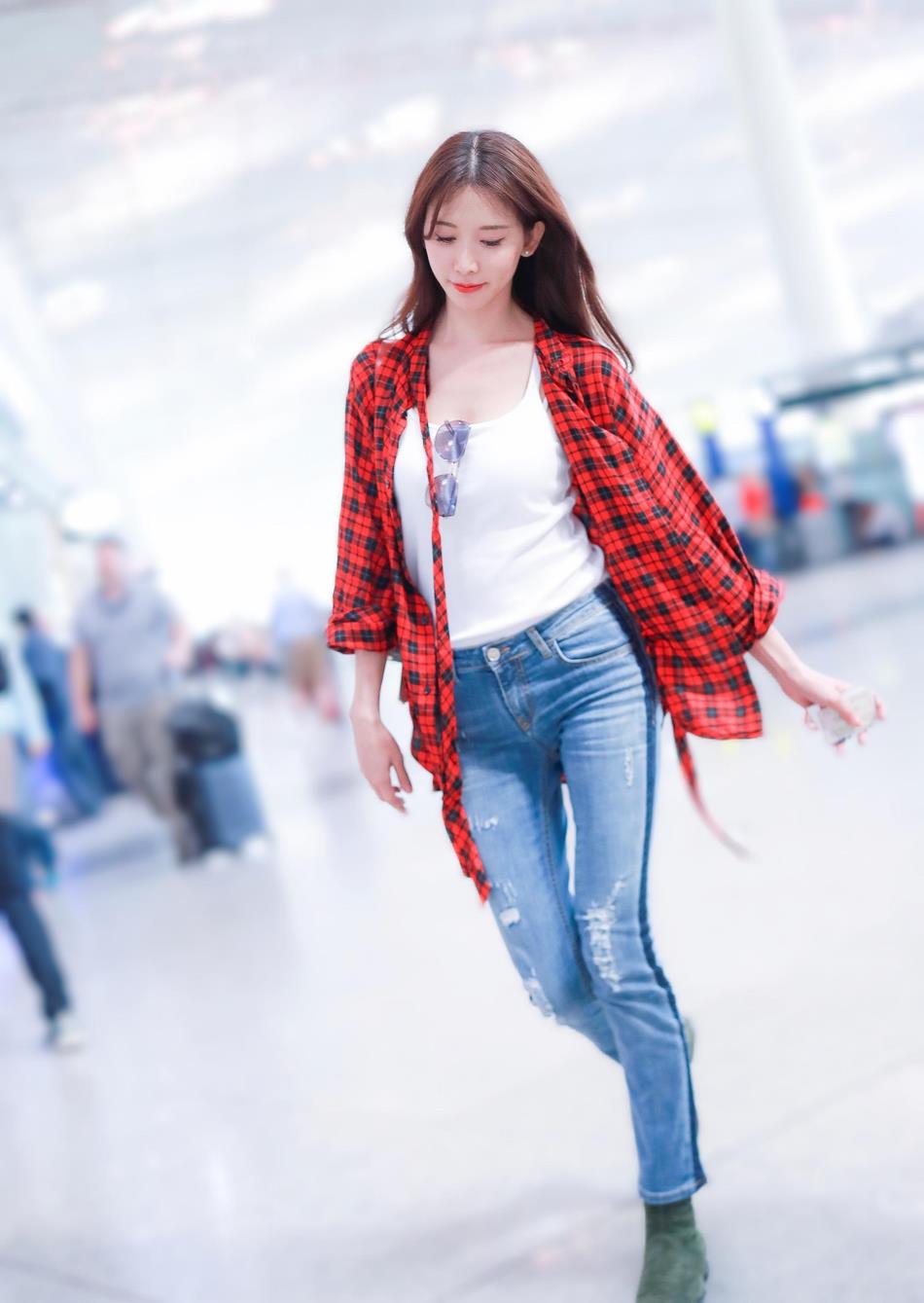 倪妮|林志玲越来越有“贵妇”范儿，格子连衣裙配复古礼帽，优雅又大气