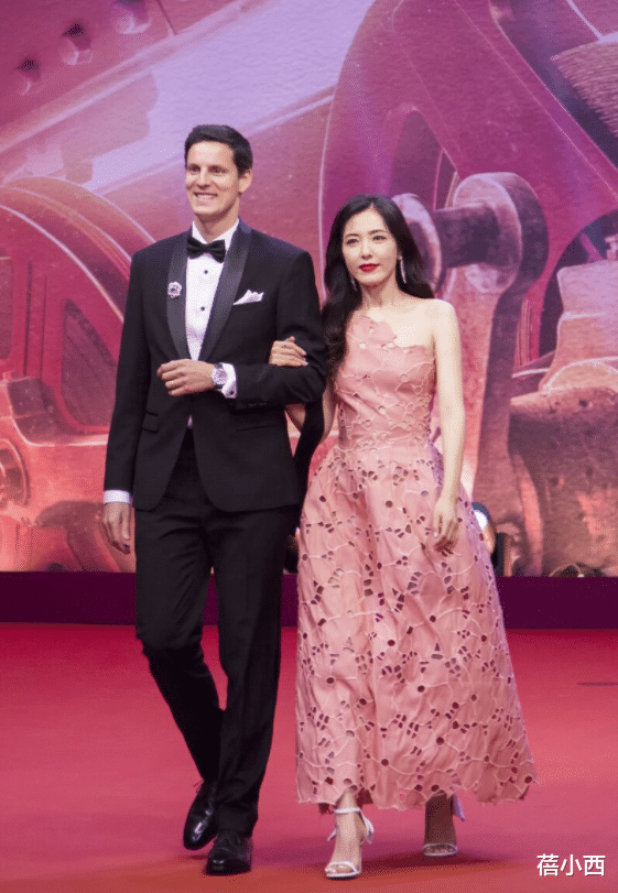 蓓小西|曾黎真是活出了70后羡慕的样子,穿斜肩裙连衣裙,气质身材都太靓