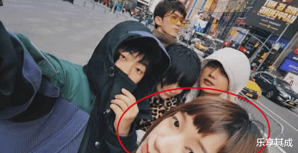 吴磊|吴磊跟姐姐互动亲密，眼神又暖又帅，姐姐的五官身材神似谭松韵