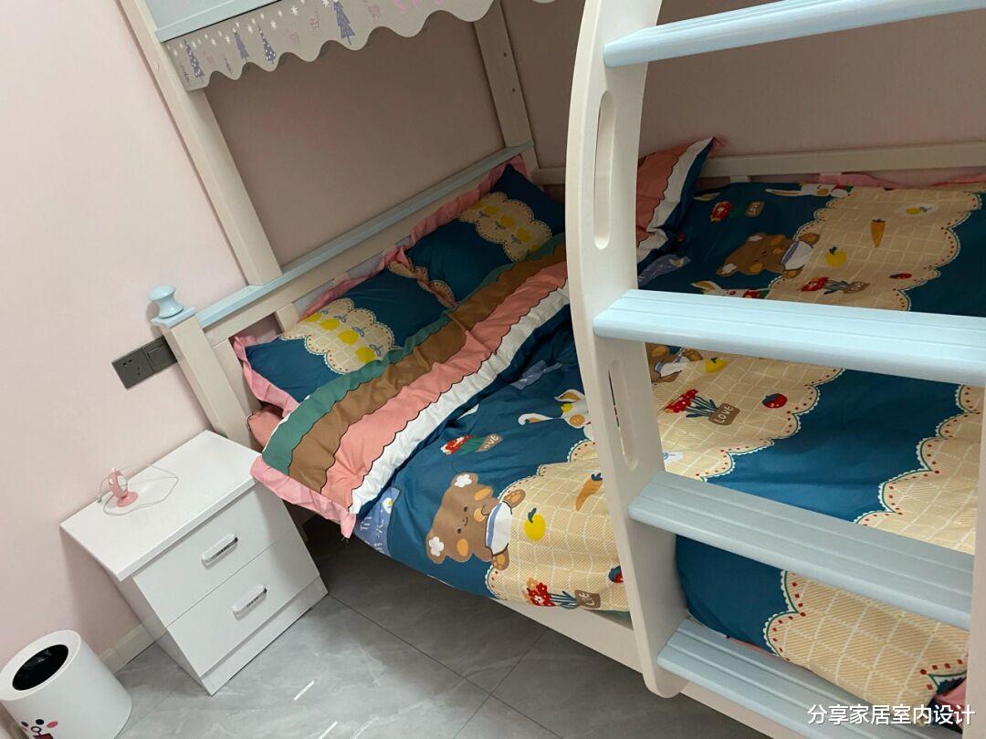 看她家准备要入住的新房,效果还不错,电视墙贴金属线条就很好看