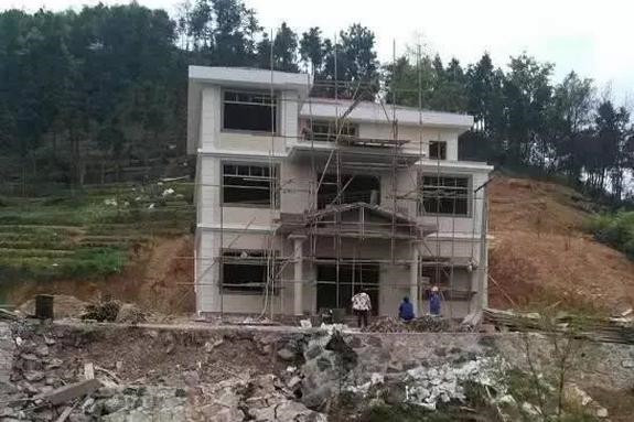 别墅|花35万回老家盖房，三层别墅人人羡慕，一场暴雨我成了全村笑话