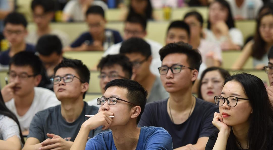 |中小学教师门槛迎来“新变革”，学历要求创新高，本科生更难了