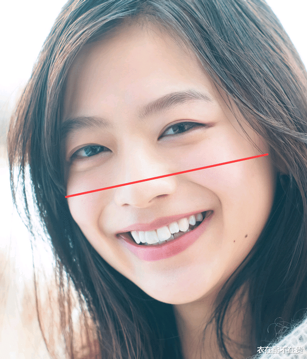 刘海|脸上有这3处“特征”的女生，不太适合露额头，有刘海看着更女神