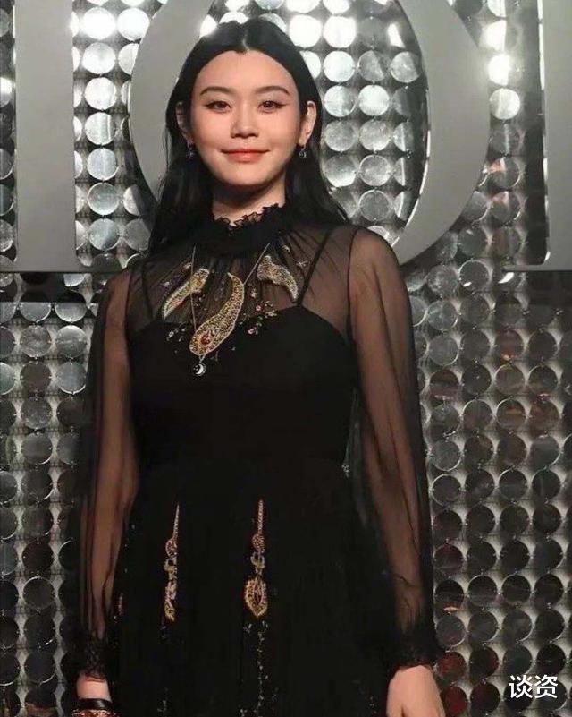 奚梦瑶|奚梦瑶带儿子散步，1岁何广燊学走路呆萌可爱，母子俩身高差抢镜