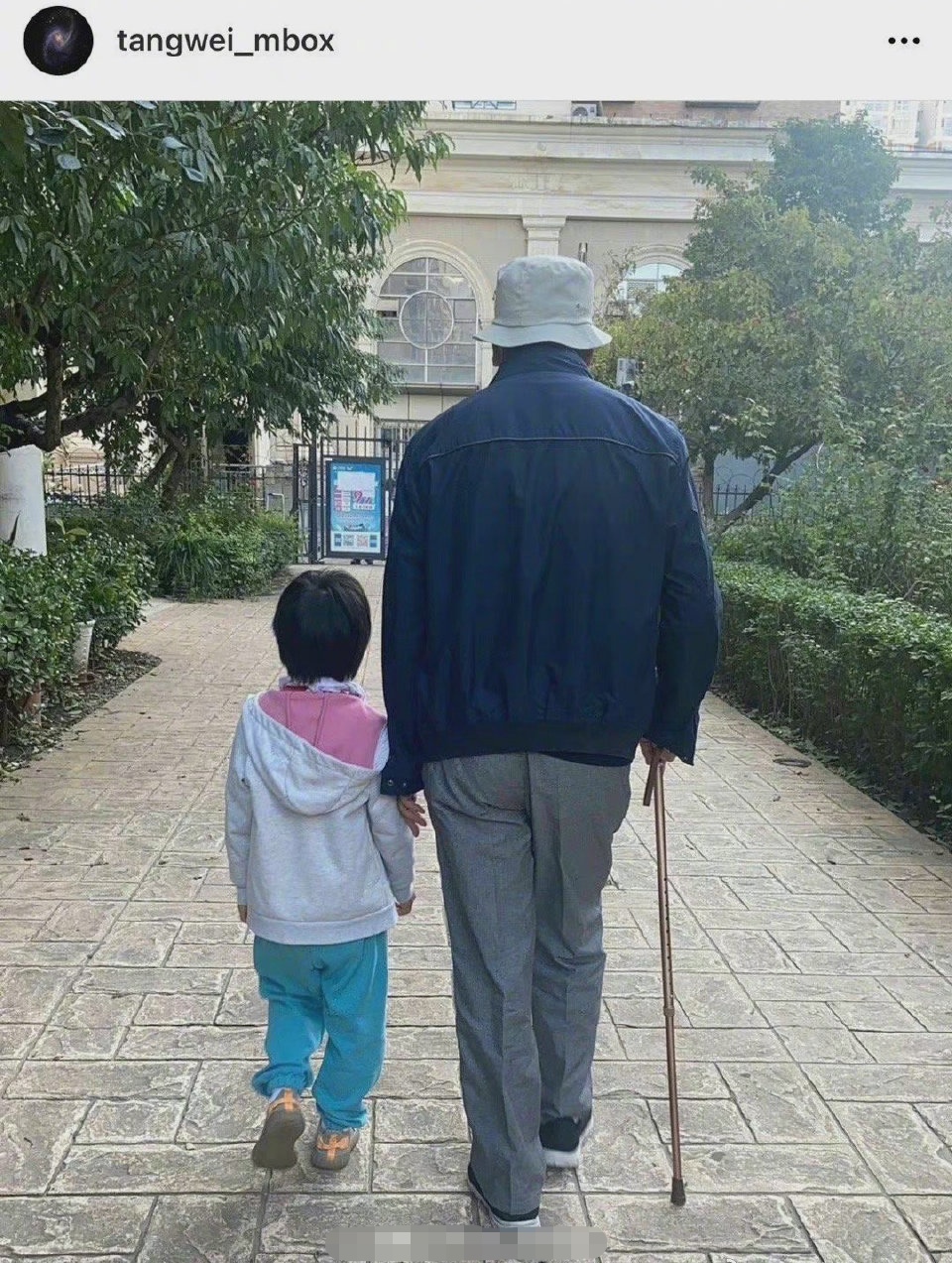 一街拍 汤唯42岁生日带女儿回京,5岁女儿打扮接地气,身高超过外公腰