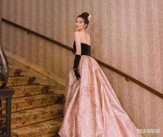陈小纭|青年演员陈小纭身着复古玫瑰礼服出席活动，魅力和颜值获赞无数