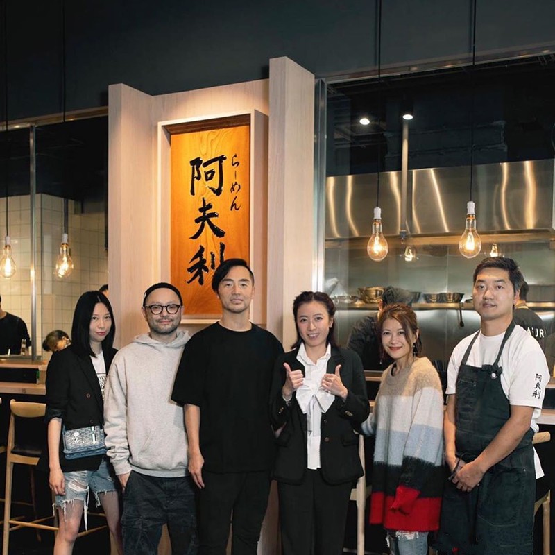 美人哒|甘比穿搭也太潮了吧，41岁好像个女大学生，和刘銮雄同框似父女