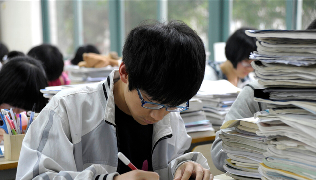 萌听小c姐|考生412分被厦门大学录取，看到学费不如复读，怪不得能“捡漏”