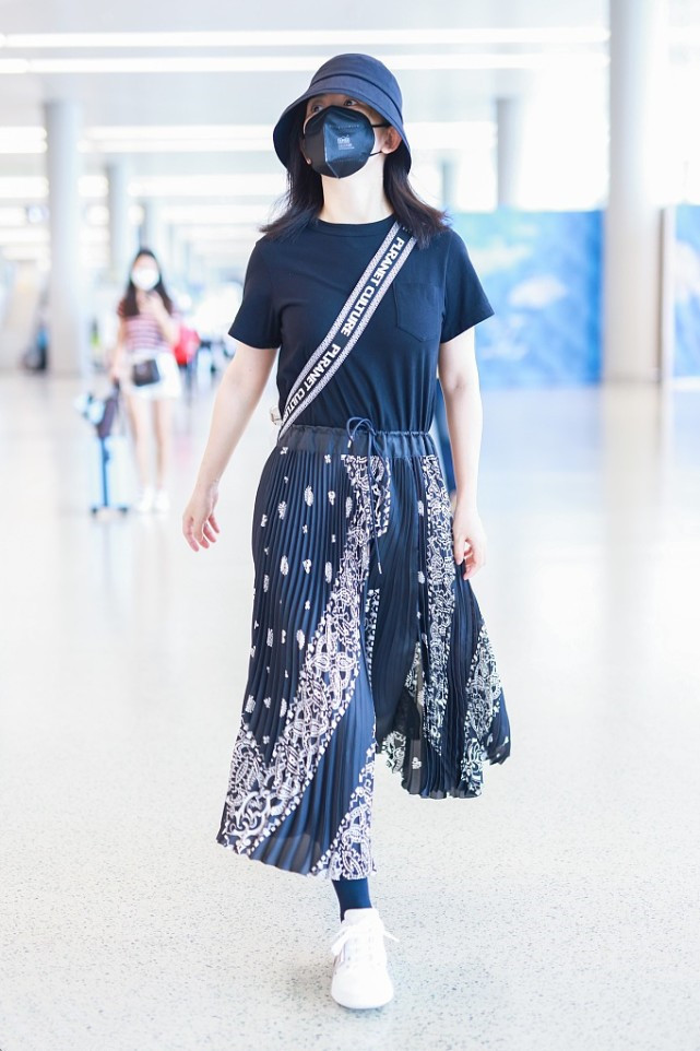 时尚潮流生活|谢娜低调现身，穿黑色T恤搭印花百褶裙，少女感一点都没丢！