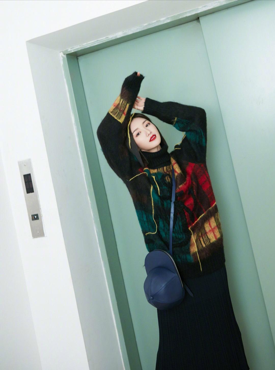 毛晓彤|毛晓彤开启逆生长模式,白色抹胸短裙配高马尾,洋气减龄又养眼