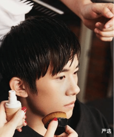 张新成|化妆清透自然的“55号粉底刷”，上妆简单快速，而且节约粉底液