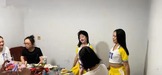 周兰育儿日志|四川一大排档：女子穿短裙当街跳舞，有的男顾客看到羞红了脸